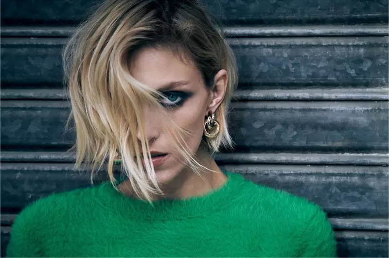 Anja Rubik modelle groen Zara trui en goue hoepel oorbelle