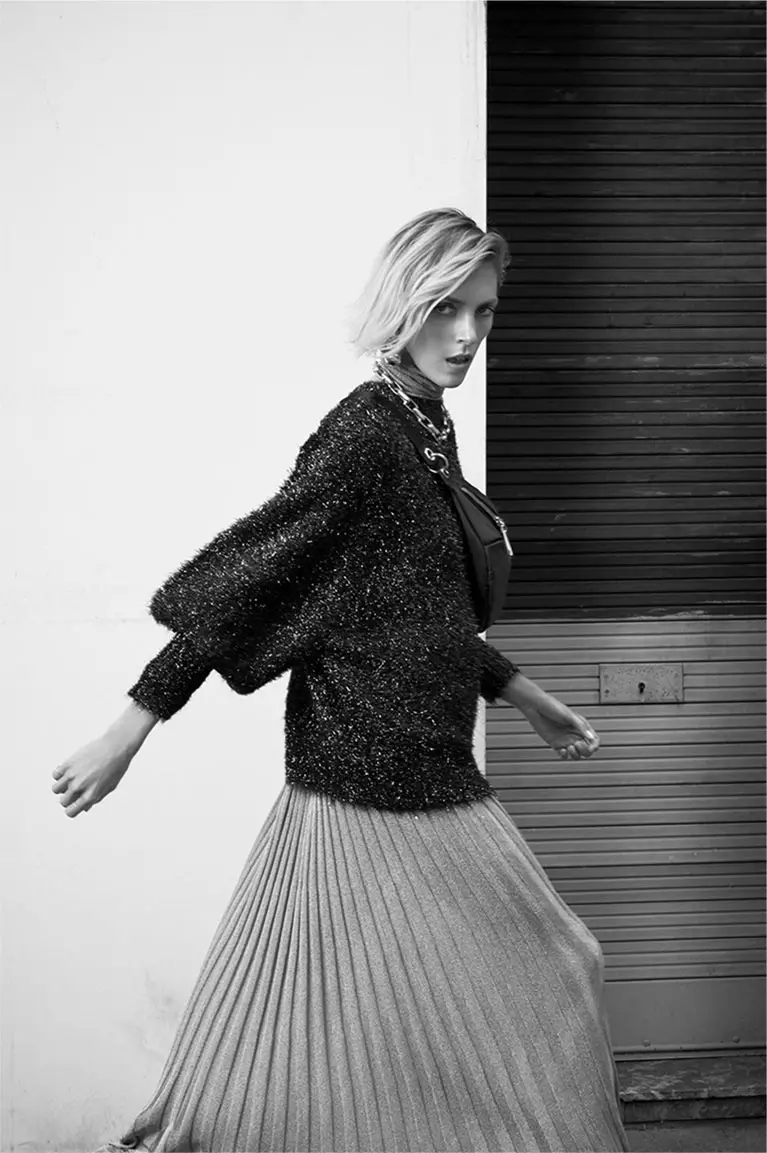 A Zara fémes pulóverrel és hajtogatott szoknyával rendelkezik