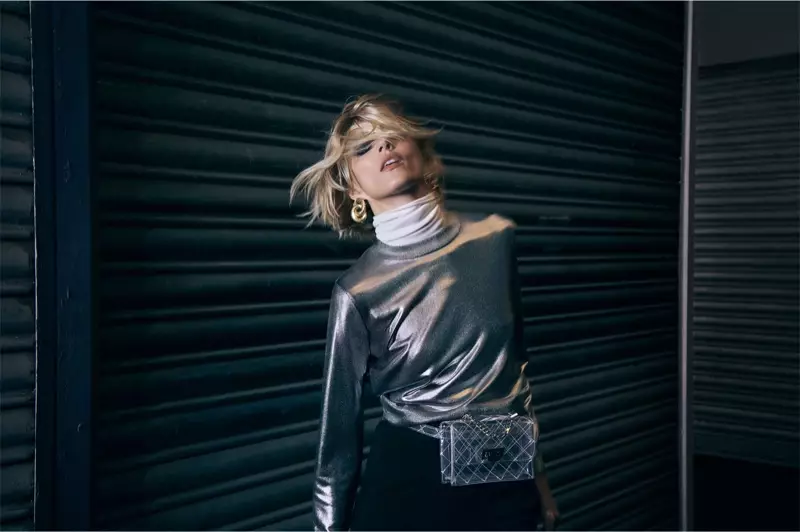Anja Rubik poseert in Zara metallic top, witte coltrui en gebreide broek met vinyl heuptasje