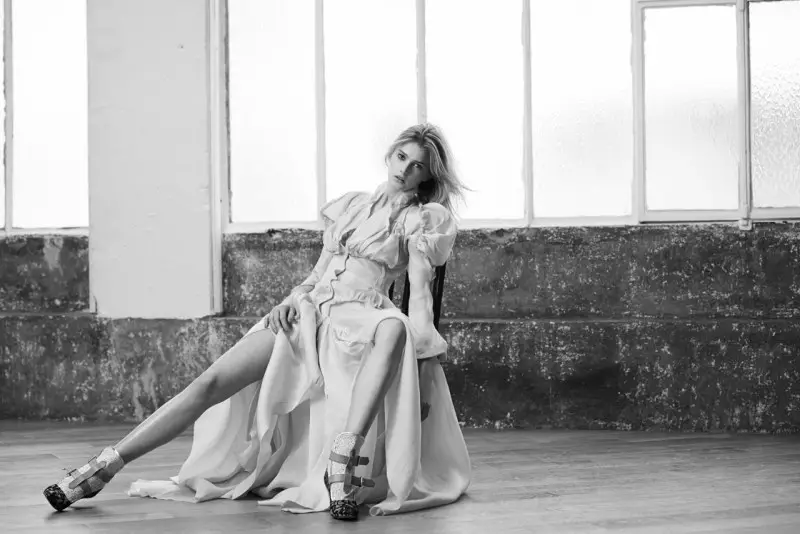 Sigrid Agren Viva üçün Müasir Zərifliyi Oyadır! Moda Eric Guillemain tərəfindən