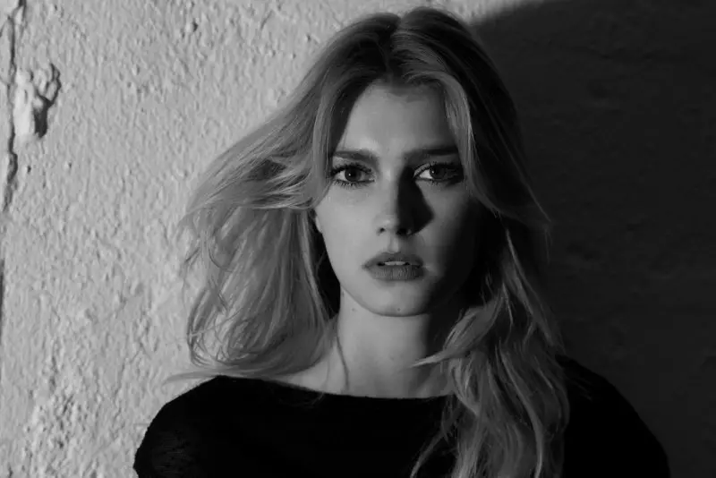 Sigrid Agren beschwört moderne Eleganz für Viva herauf! Moda von Eric Guillemain