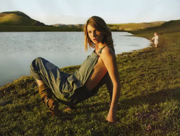 Angela Lindvall โดย Yelena Yemchuk ใน Big Country | Elle US พฤษภาคม 2010