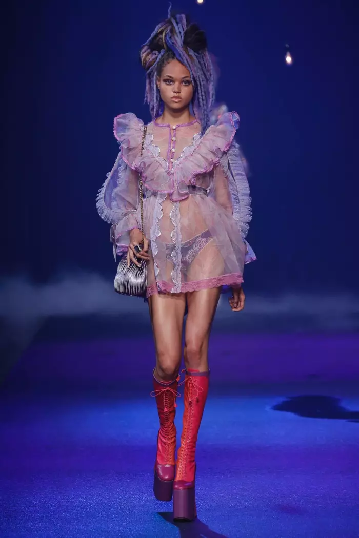 Marc Jacobs Musim Semi 2017: Dilia Martens berjalan di landasan dengan gaun babydoll tipis dengan ruffles dengan sepatu bot platform