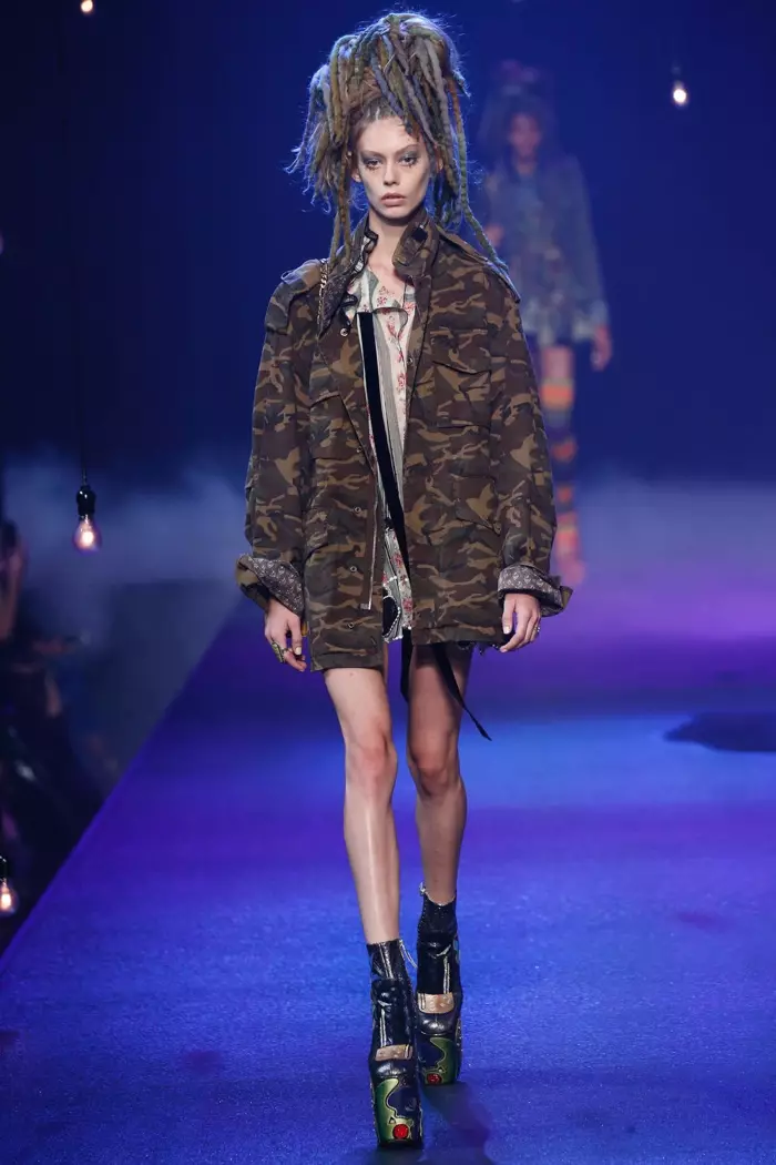 Marc Jacobs Primavera 2017: Ondria Hardin camina per la jaqueta de camuflatge de la pista