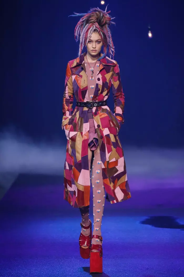 Marc Jacobs Fréijoer 2017: Gigi Hadid trëppelt d'Piste a Patchworkjacket