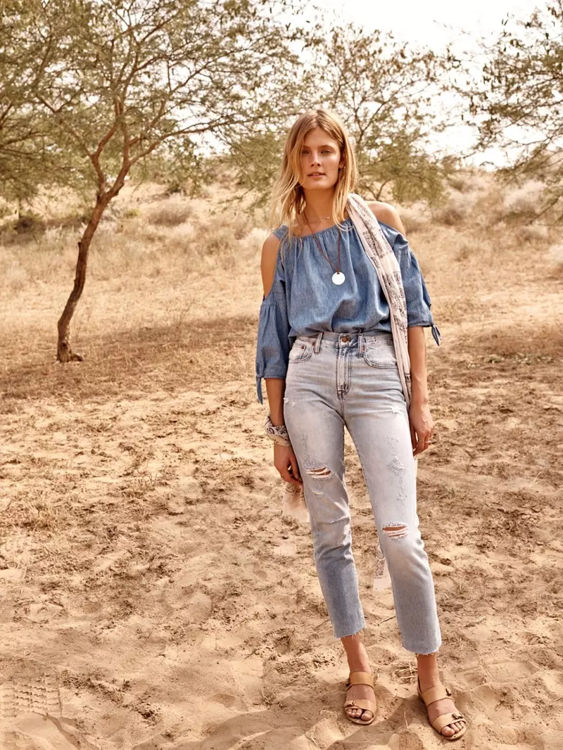 Madewell The Indigo 露肩上衣、Perfect Summer Jean 和 Mariel 搭扣凉鞋