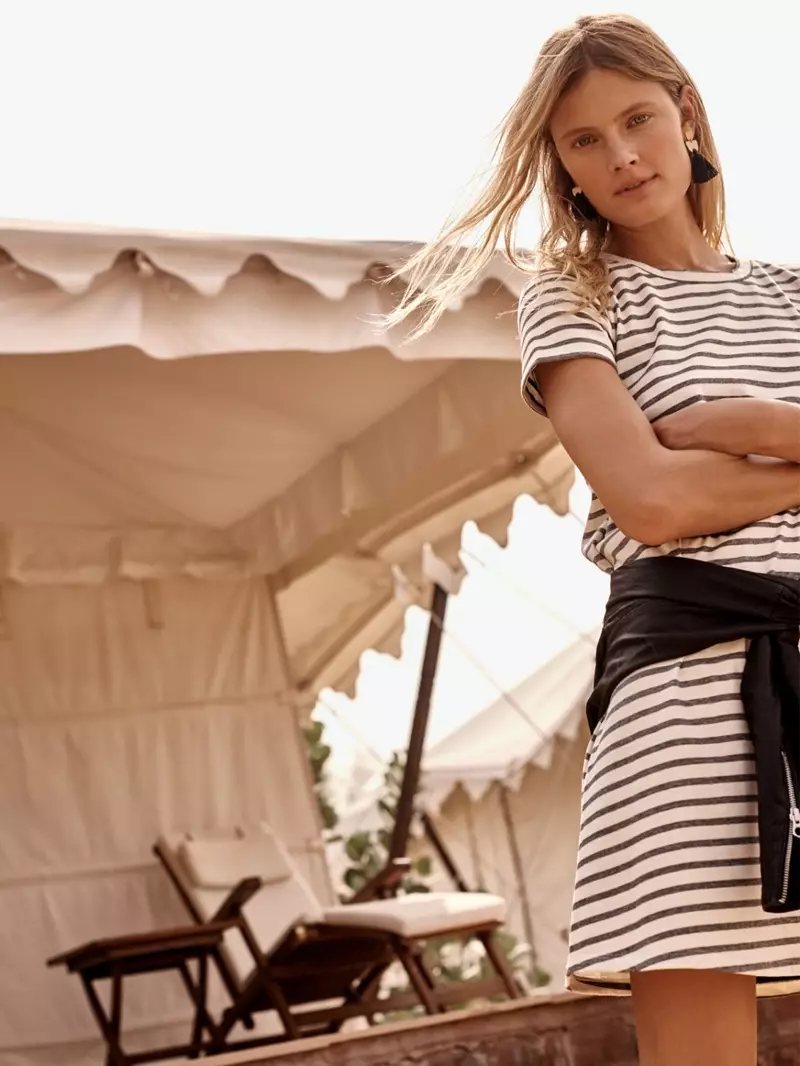 Madewell ριγέ Retreat φόρεμα, πλυμένο δερμάτινο μπουφάν μοτοσικλέτας (φορεμένο στη μέση) και σκουλαρίκια με φούντα