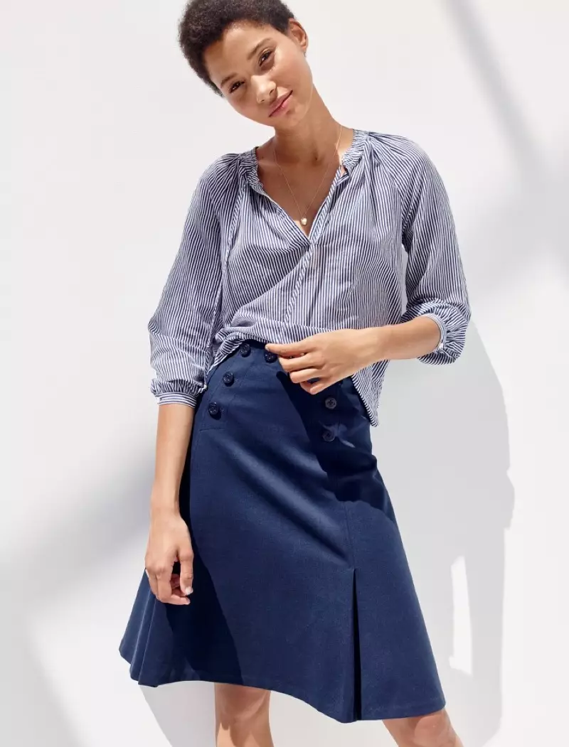 J. Crew گالىستۇك تاقاشتىكى بوي ئېگىزلىكى ، پونتېدىكى ماتروس يوپكىسى ، لېسدىكى گېمما تۈزلەڭلىكى ۋە 16 كىلوگراملىق ئالتۇن قالقان جەلپكار بويۇن.