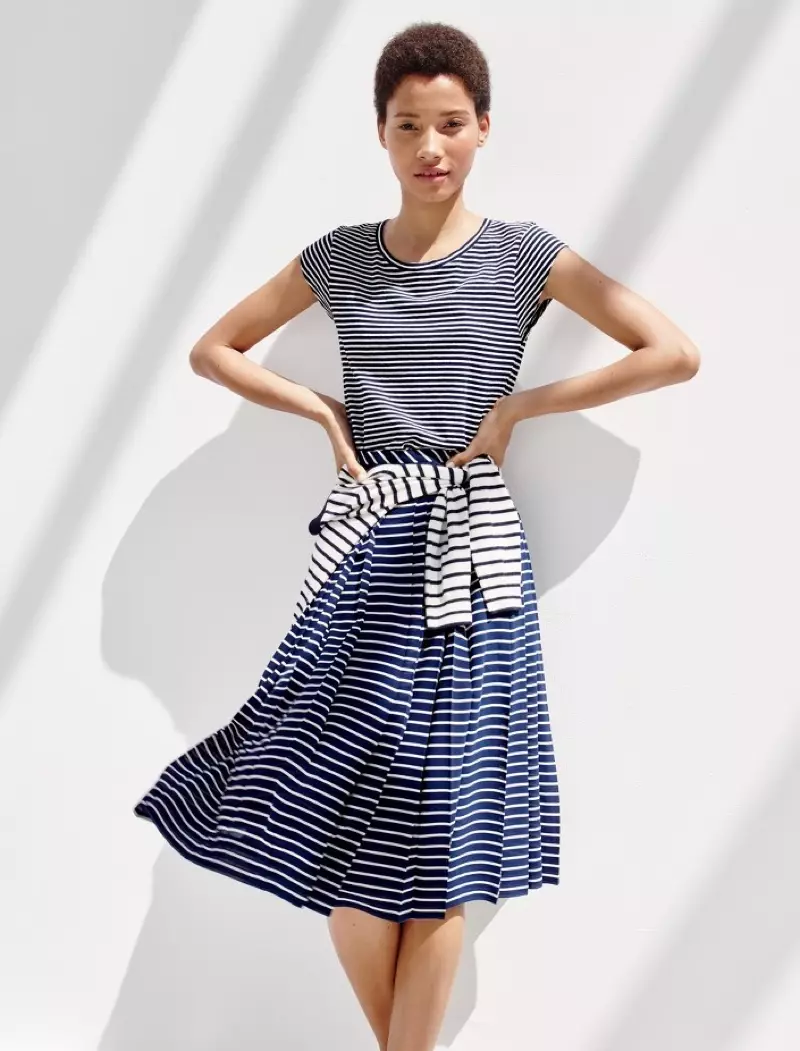 J. Crew Ballet капкак жеңдүү тилкелүү футболка, тилкелүү кош бүгүштүү миди юбка жана деңиз тилкесиндеги типпи свитер (белге кийилген)