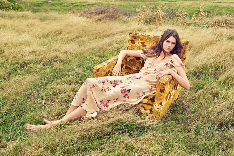 Vanessa Moody posa amb un vestit d'estampat floral per a la campanya primavera 2016 de Zara