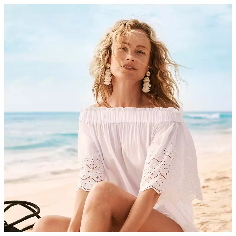 Carolyn Murphy sy'n serennu yn ymgyrch haf 2018 H&M