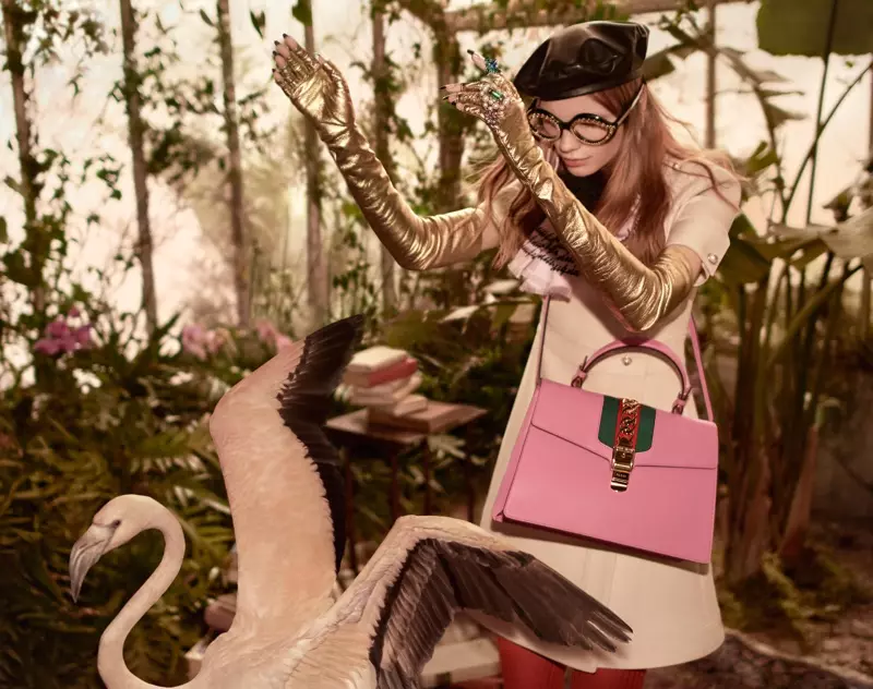 Gucci-ның 2016 жылғы күз алдындағы науқанында басты рөлді сомдаған Полина Оганичева жүн-жібек көйлек, алтын саусақсыз қолғап және Сильви сөмкесінде суретке түседі.