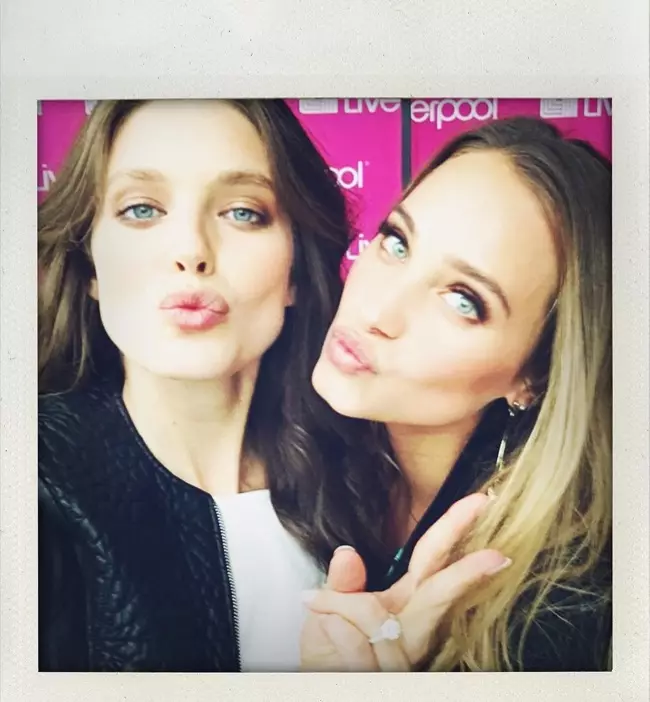 Emily DiDonato och Hannah Davis poserar för en selfie på ett Liverpool-evenemang i Mexiko. Foto: Instagram