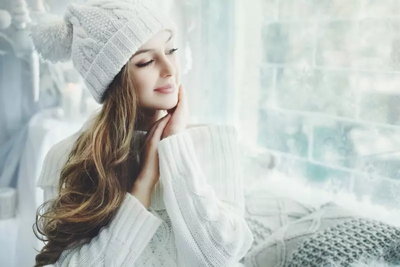 Model White Beanie Sweater Winter Home