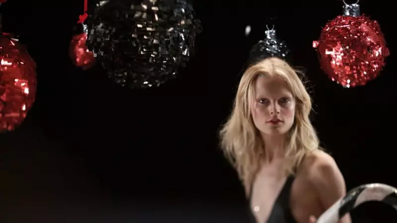 Film iz kolekcije Sonia Rykiel “Cherry Christmas”.