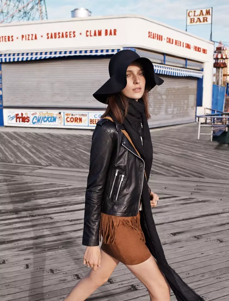 Posando en Coney Island, Julia viste una minifalda, una chaqueta de cuero y un sombrero flexible.