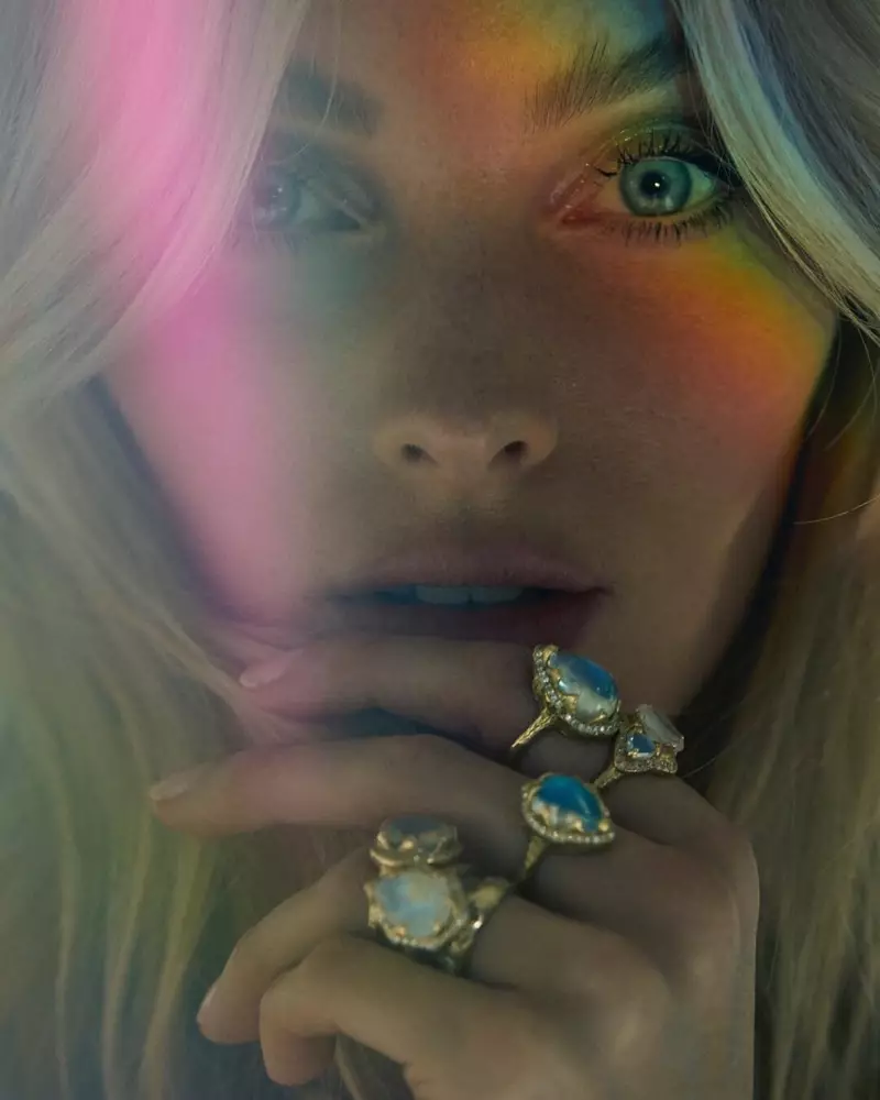 Npaj rau nws kaw, Elsa Hosk hnav rings los ntawm Logan Hollowell