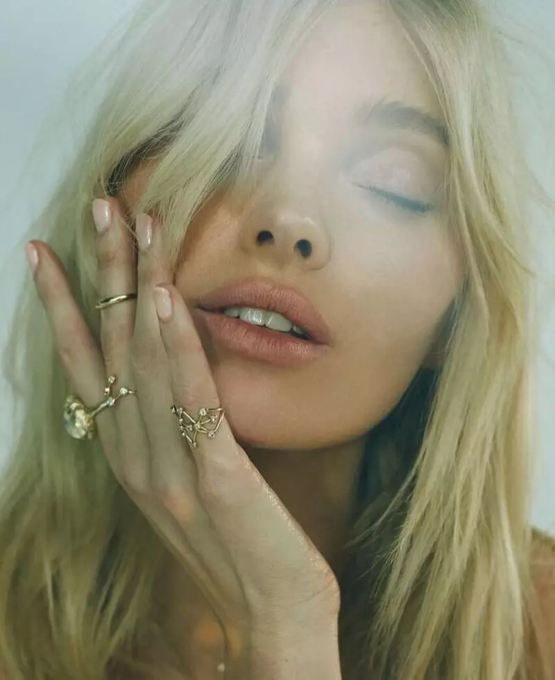 Con anillos de Logan Hollowell, Elsa Hosk muestra sus llamativos rasgos