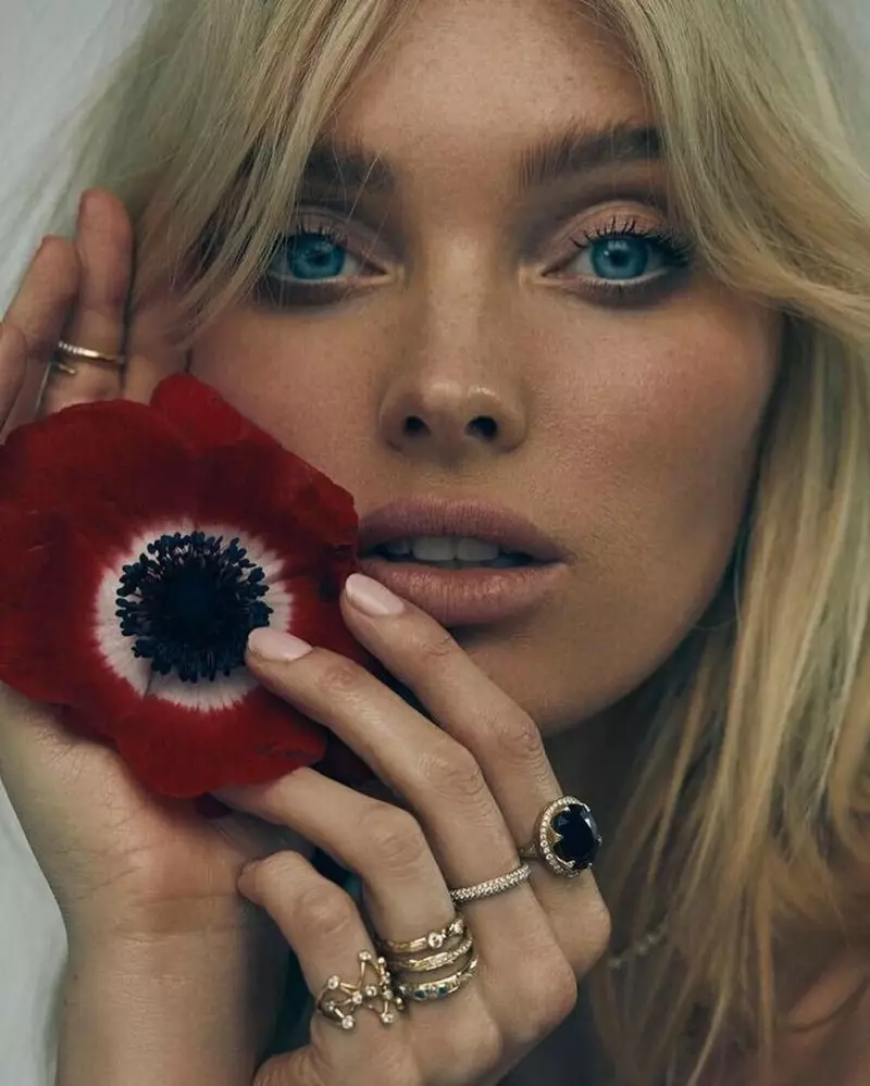 Posando con una flor, Elsa Hosk encabeza la campaña de joyería Logan Hollowell 2019