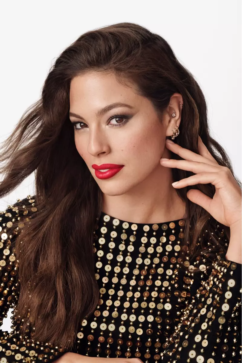 U-Ashley Graham bubuso bokuqala obugobileyo beRevlon