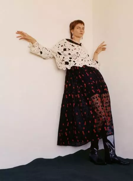 O viziune a toamnei: Karolin Wolter modelează tricotaje de la Zara