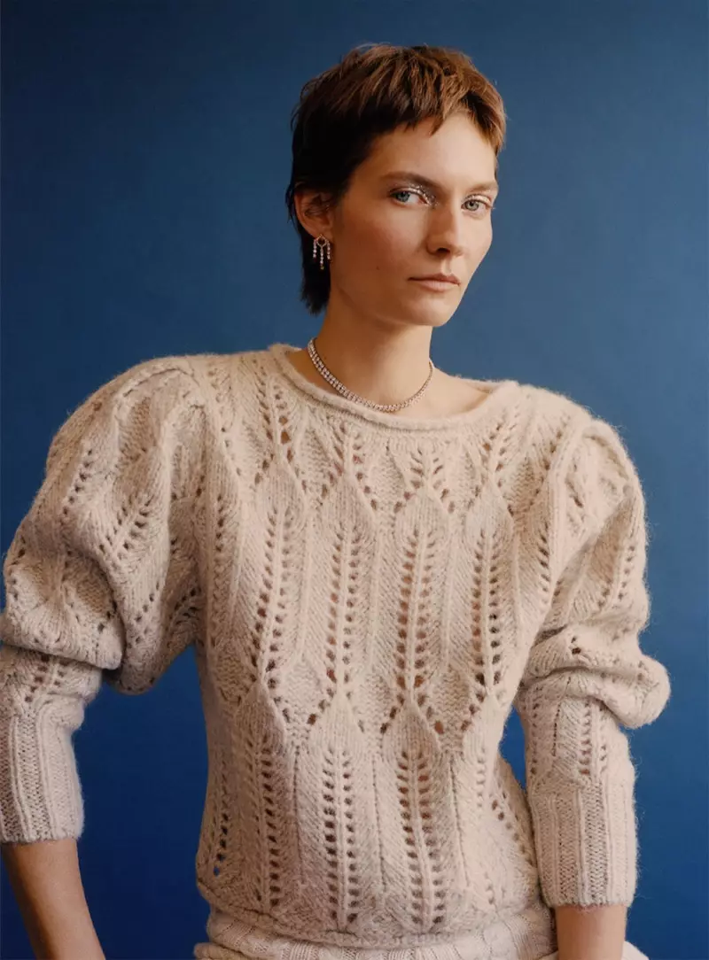 Karolin Wolter posiert in schickem Strick von Zara