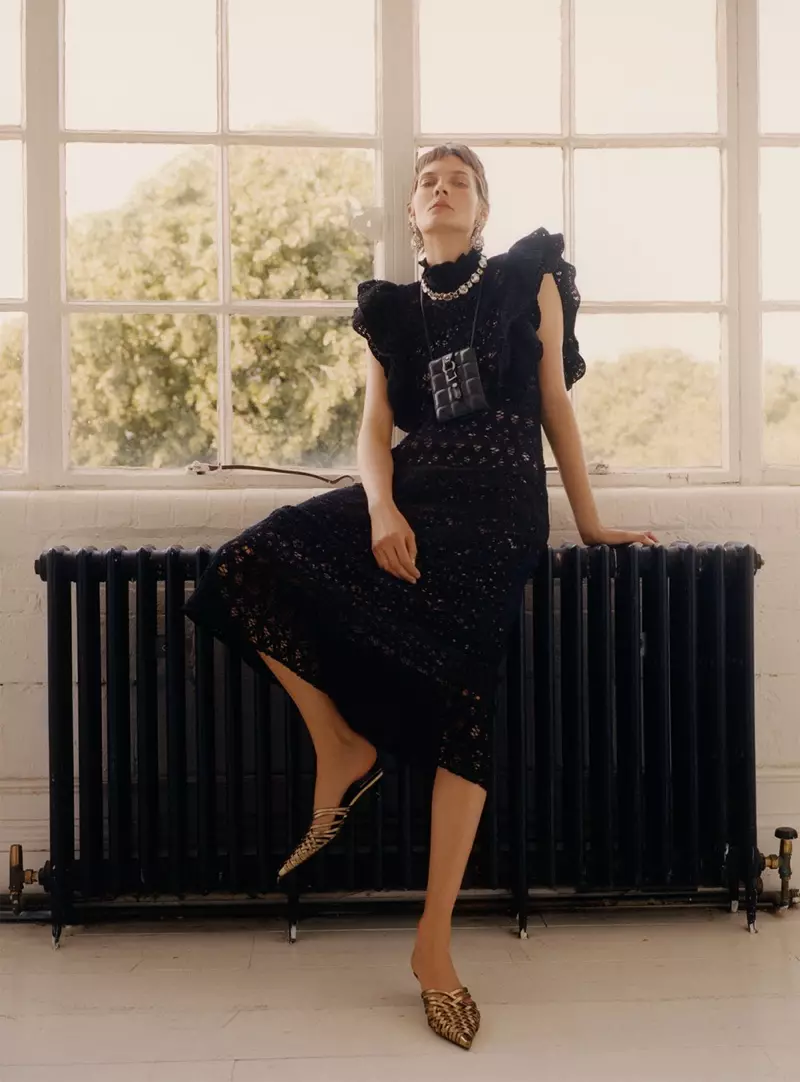 Фактурное платье Zara с рюшами, плетеные туфли-мюли на каблуке с эффектом металлик и стеганый бумажник для мобильного телефона