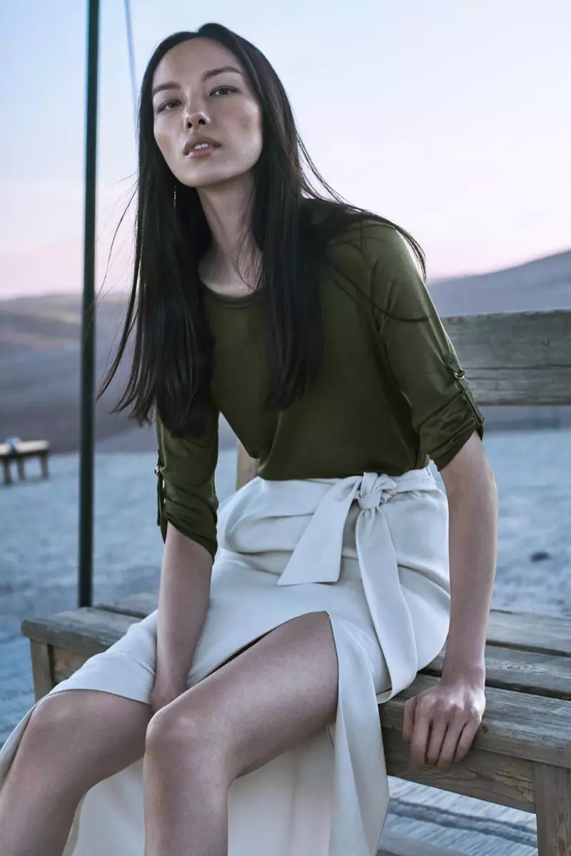 Fei Fei Sun porta camisa verda caqui i faldilla maxi amb escletxa de Massimo Dutti