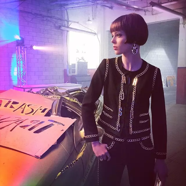 Coco Rocha çok Coco Chanel'e benziyor ama Moschino giyiyor!