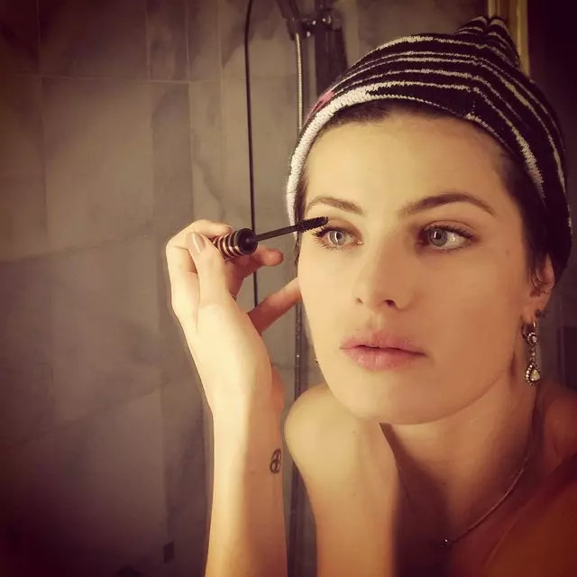 Isabeli Fontana işe hazırlanıyor