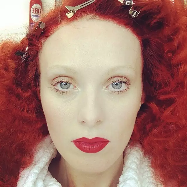 D'Karen Elson weist e super roude Schéinheetslook