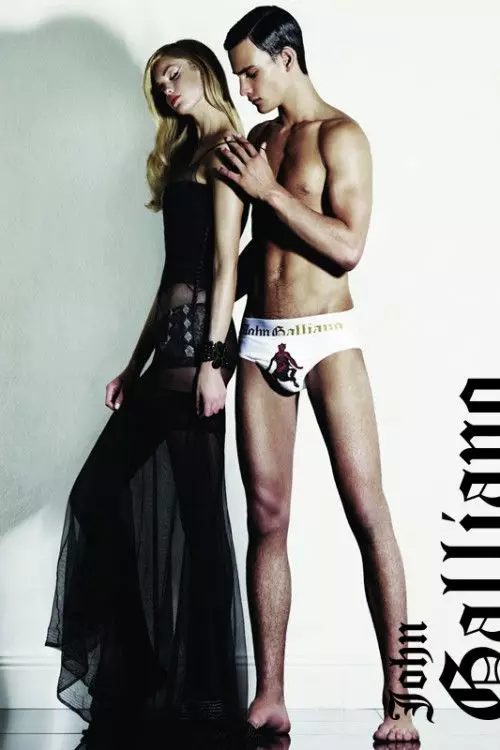 Erin Heatherton John Galliano Lohataona 2011 Fanentanana Lingerie & akanjo lomano nataon'i Robbie Fimmano