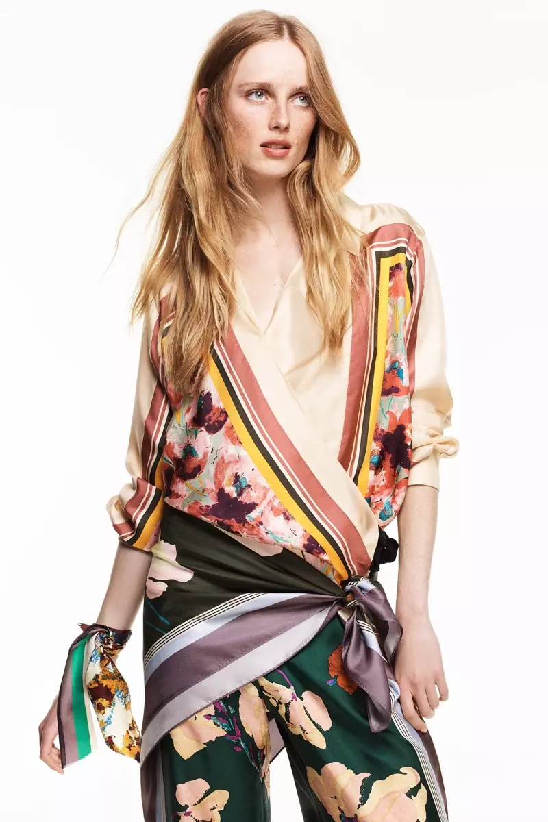 Rianne van Rompaey สวมเสื้อและกางเกงผ้าไหมพิมพ์ลาย Zara Limited Edition