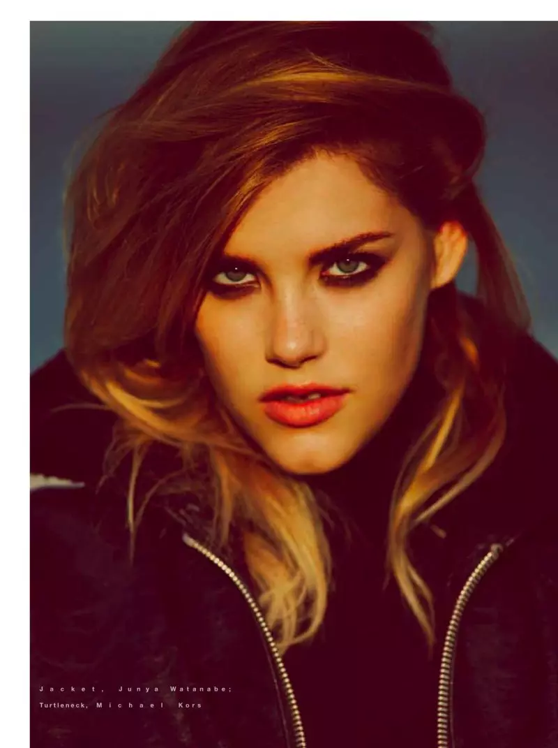 Ashley Smith oleh Guy Aroch untuk The Block F/W 2011