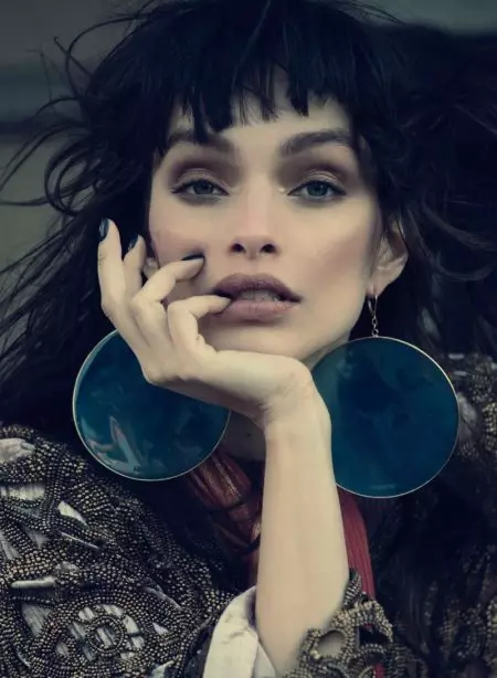 Luma Grothe Models 'New Romantic' hauv Harper's Bazaar Thaib teb
