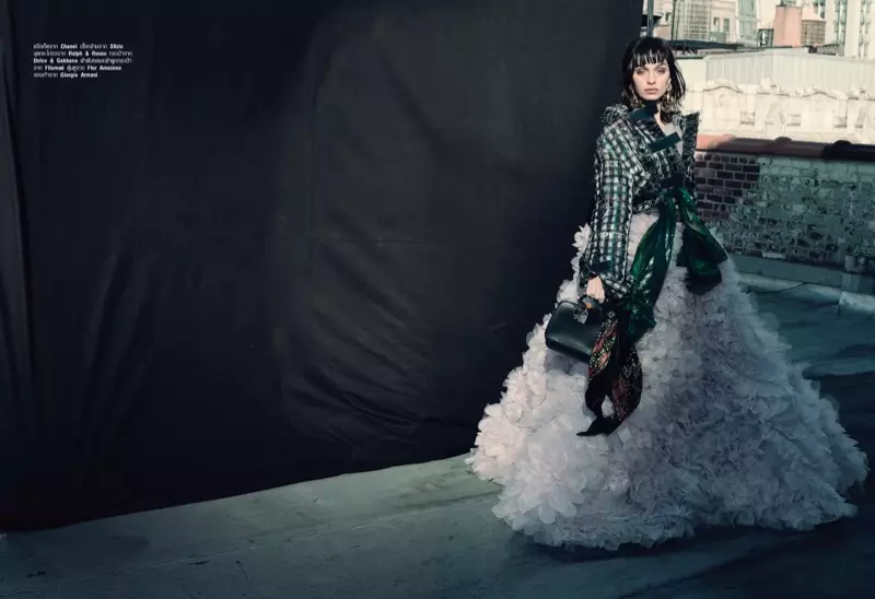 Manekenka Luma Grothe pozira v cvetlično okrašeni obleki s Chanel jakno