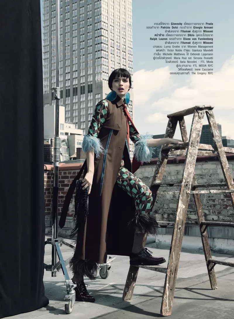 Luma Grothe pozuoja su Givenchy berankove striuke su Prada viršutine dalimi ir kelnėmis