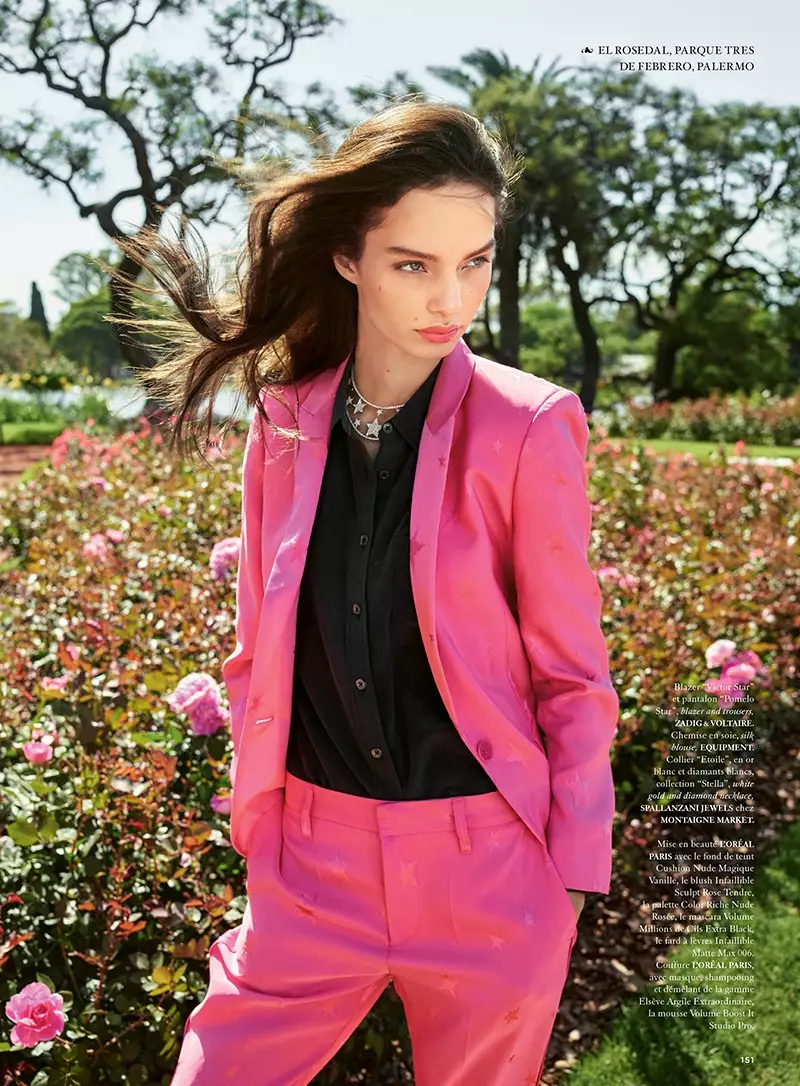 Luma Grothe sesuai dengan blazer Zadig et Voltaire merah jambu dengan seluar padan