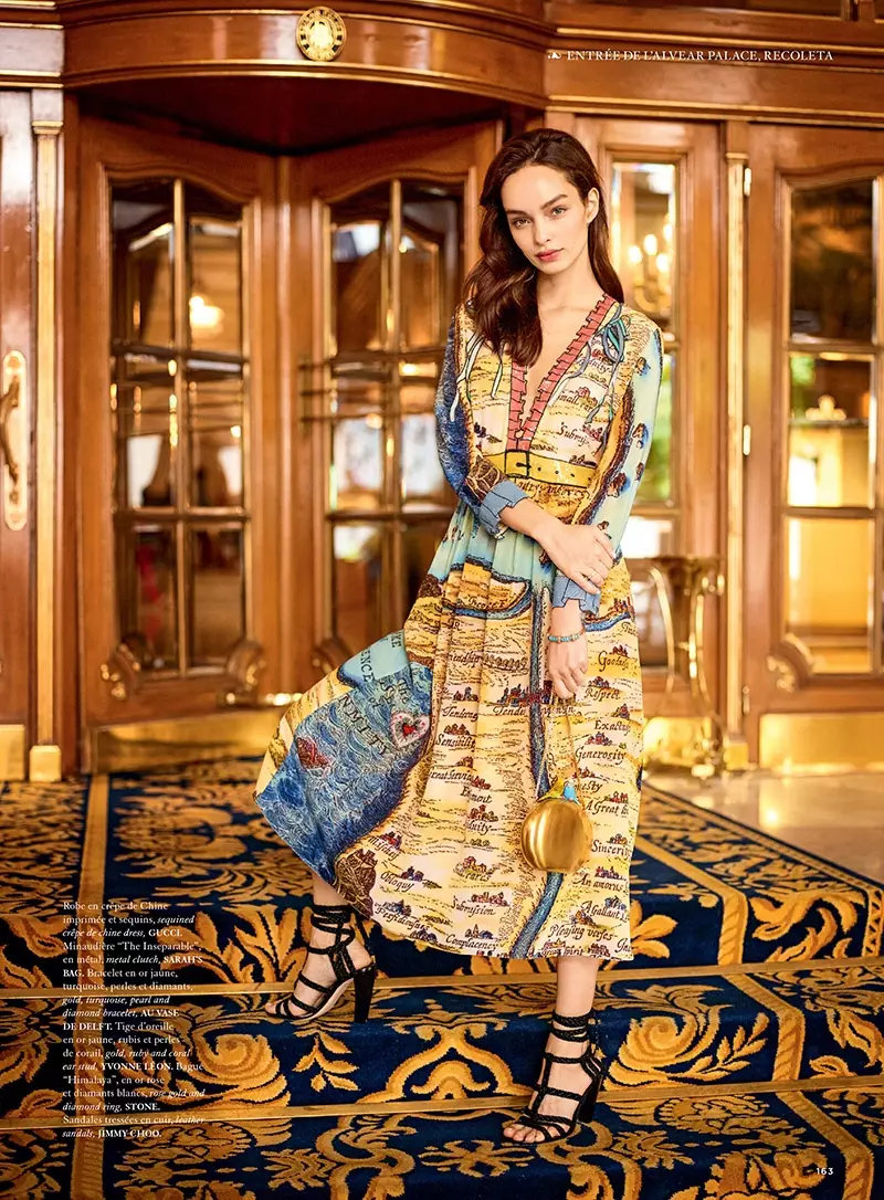 Luma Grothe posa cun vestido Gucci estampado