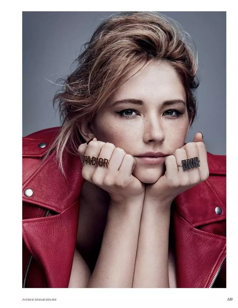 女演员 Haley Bennett 身穿红色 Dior 皮夹克和珠宝