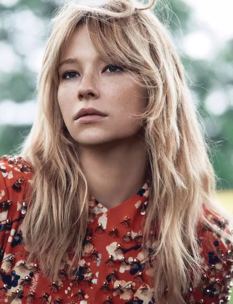 Actrița Haley Bennett poartă un top Dior împodobit