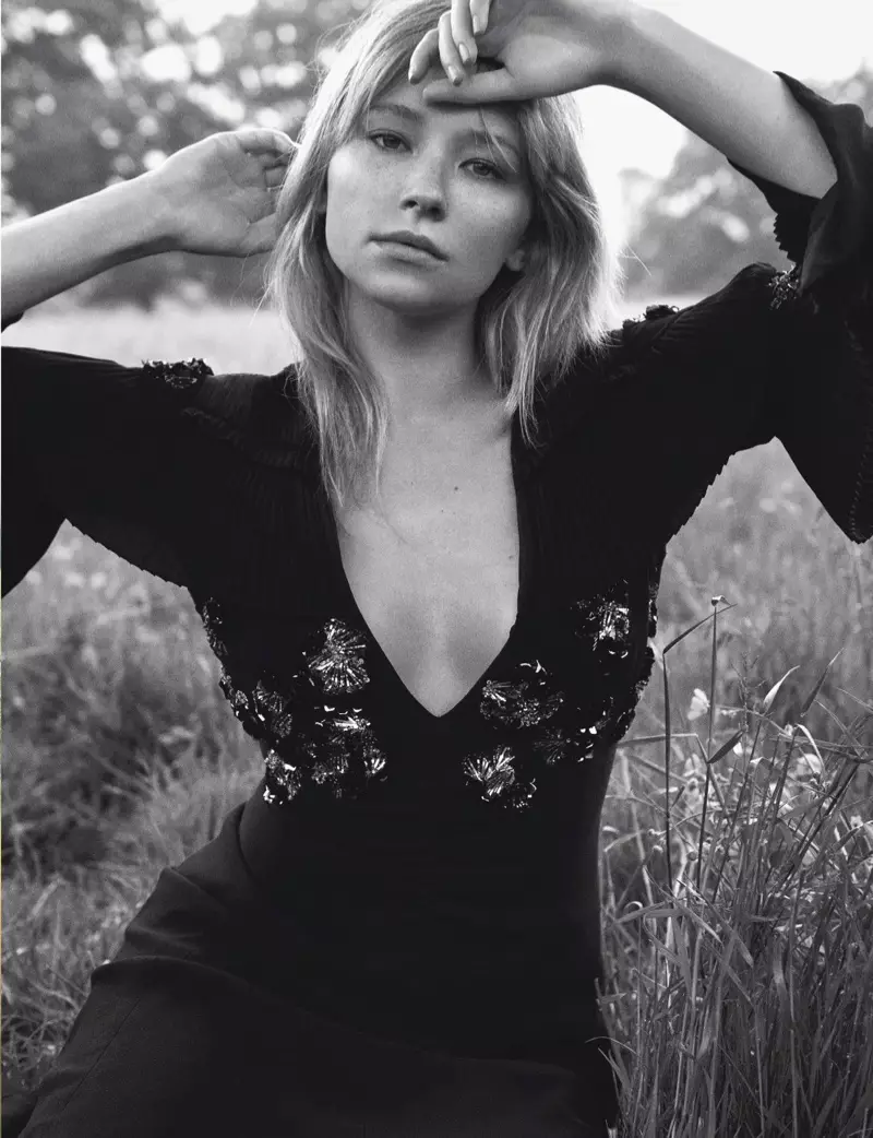 Η ηθοποιός Haley Bennett ποζάρει με φόρεμα Dior με λαιμόκοψη σε σχήμα v