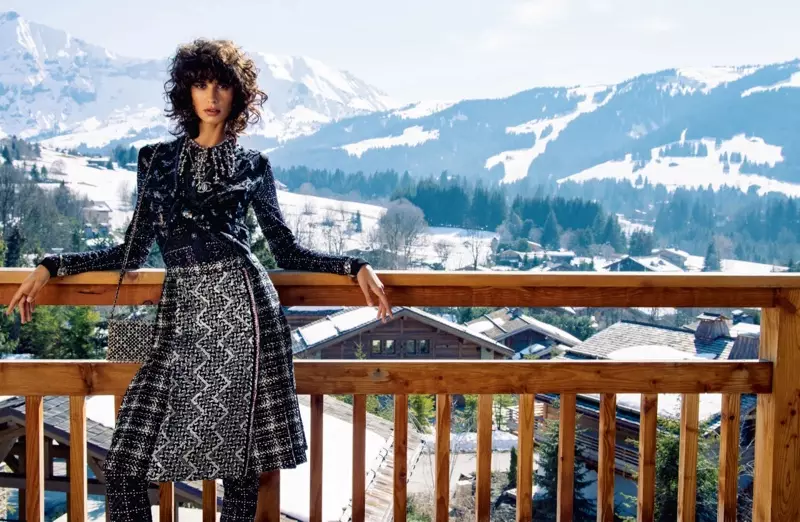 La modella Mica Argañaraz è la protagonista della campagna autunno-inverno 2021 di Chanel.