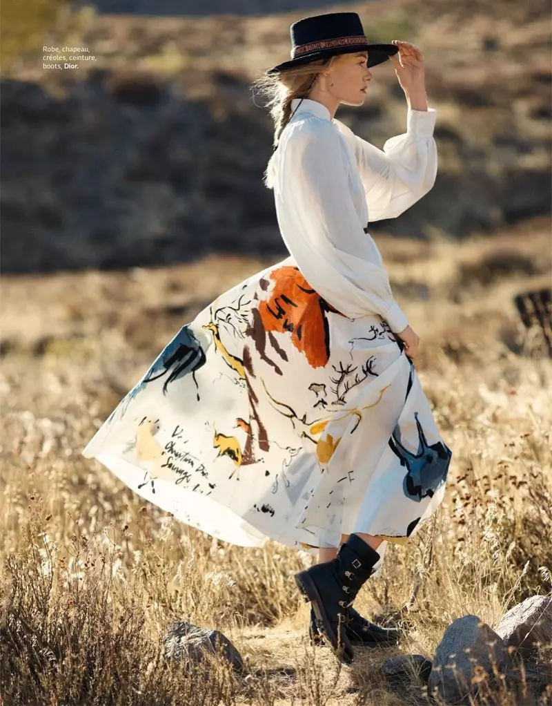 凱特·博斯沃思在戶外擺姿勢，戴著 Dior 帽子、襯衫、裙子和靴子