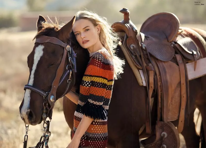 Pozante kun ĉevalo, Kate Bosworth portas Dior trikitan robon