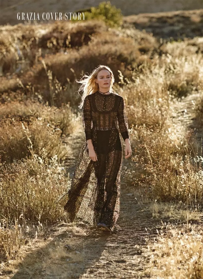 Schauspielerin Kate Bosworth posiert in Kleid, Slip und Stiefeln von Dior