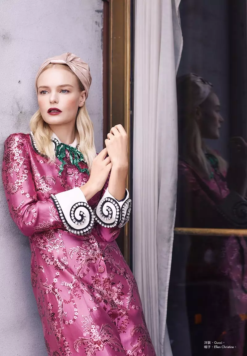 Η ηθοποιός Kate Bosworth ποζάρει με ροζ φόρεμα Gucci