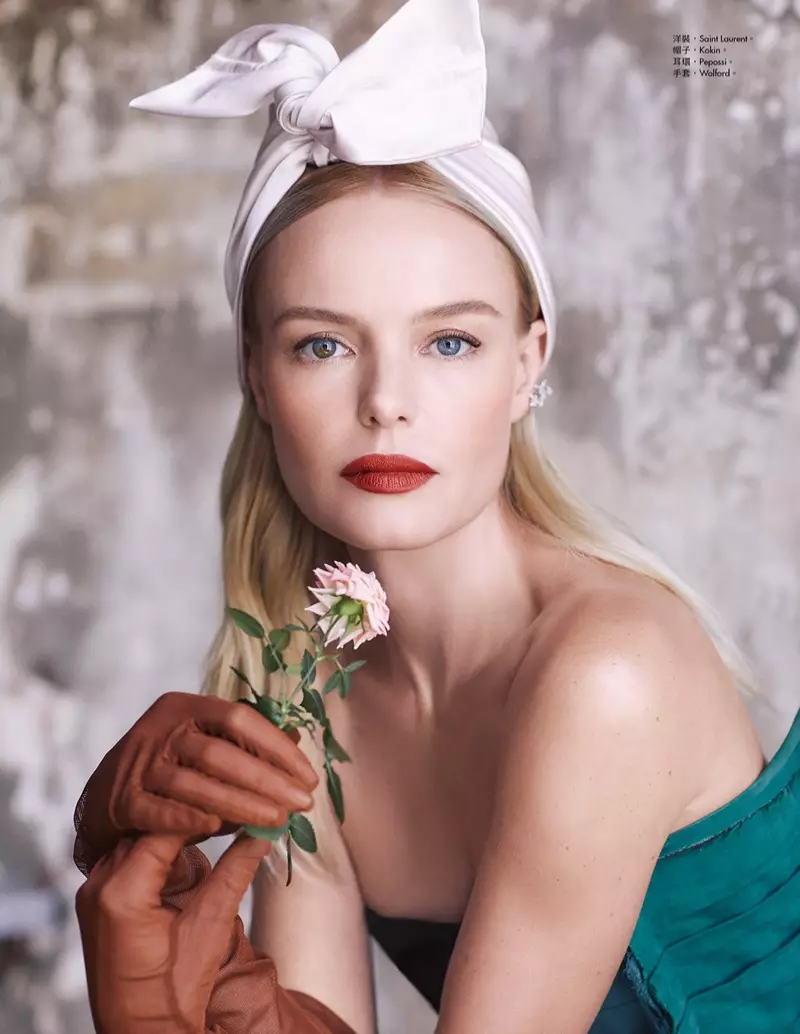 Klear foar har close-up posearret Kate Bosworth yn Saint Laurent strapless jurk