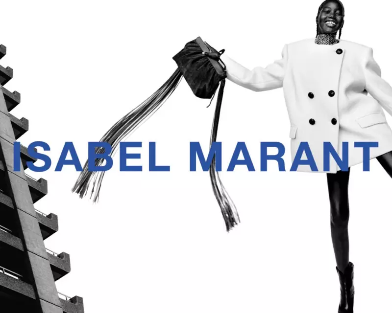 La modella Adut Akech sorride nella campagna autunno-inverno 2021 di Isabel Marant.