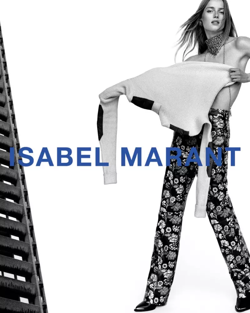 Rianne van Rompaey poseert met trui voor Isabel Marant herfst-winter 2021 campagne.